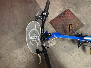 Bicicleta infantil azul con cesta.