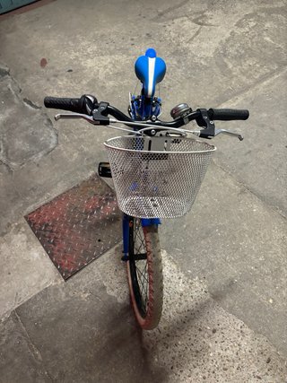 Bicicleta infantil azul con cesta.