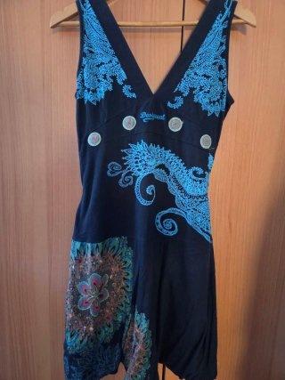 Vestiti estivi blu e multicolore