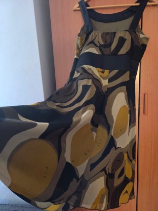 Vestiti estivi blu e multicolore