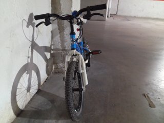 Bicicleta infantil azul y blanca