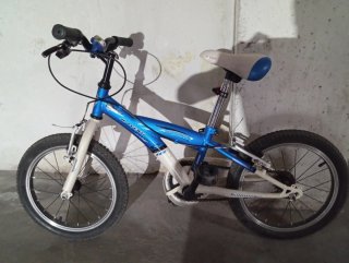 Bicicleta infantil azul y blanca