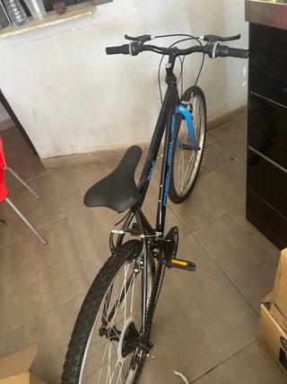 Bicicleta infantil negra y azul