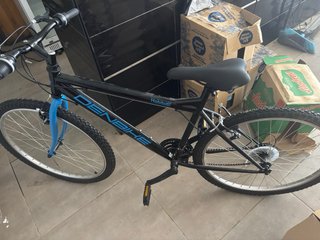 Bicicleta infantil negra y azul