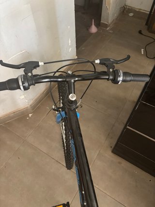 Bicicleta infantil negra y azul