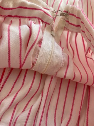 Falda de rayas rosas y beige con volantes