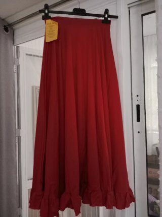 Falda larga roja con volantes