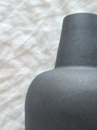 Jarrón metal texturizado negro