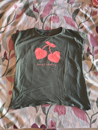 Camiseta niña verde con cerezas rosa