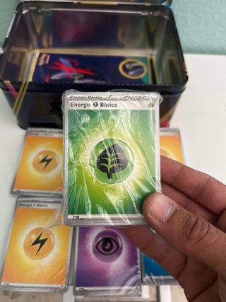 Caja Pokémon con Lucario y Energías