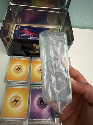 Caja Pokémon con Lucario y Energías