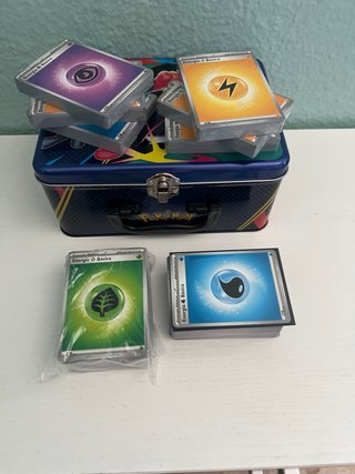 Caja Pokémon con Lucario y Energías