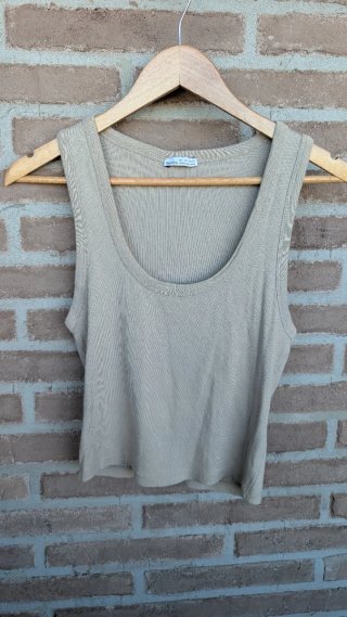 4 crop tops Blanco y beige varias marcas