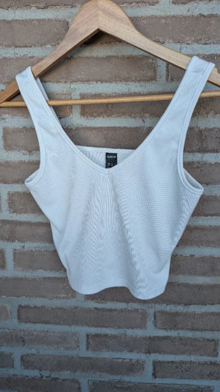 4 crop tops Blanco y beige varias marcas