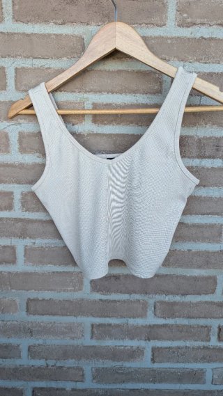 4 crop tops Blanco y beige varias marcas