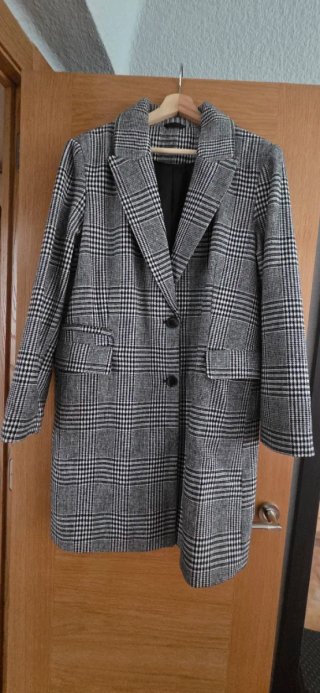 Abrigo de cuadros gris y negro