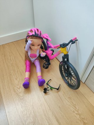 Nancy Ciclista con Bicicleta y Accesorios