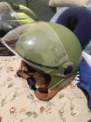 Casco moto verde con visera