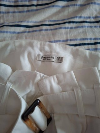 Pantalón blanco Stradivarius pinzas T.34