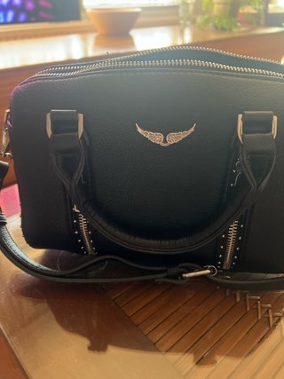 Bolso de mano negro con alas
