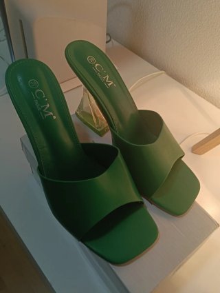 Zapatos verdes de tacón cuadrado
