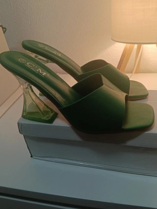 Zapatos verdes de tacón cuadrado
