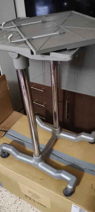Se regala Mesa antigua de máquina de escribir