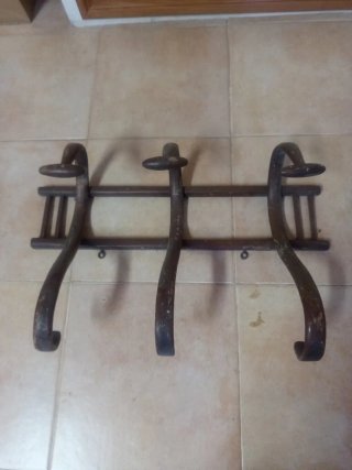 Perchero antiguo de pared madera y metal