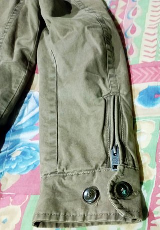 Chaqueta Camel Active Militar Verde oliva.