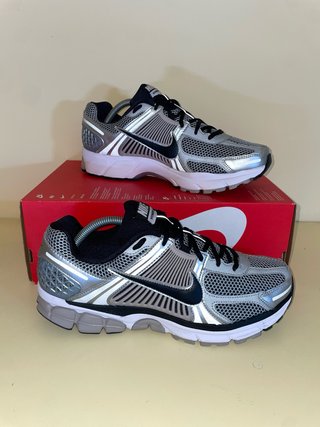Nike Zoom Vomero 5. Plata y Negro. EU 45