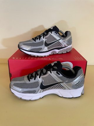 Nike Zoom Vomero 5. Plata y Negro. EU 45