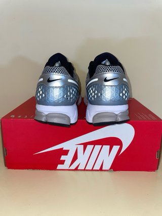 Nike Zoom Vomero 5. Plata y Negro. EU 45