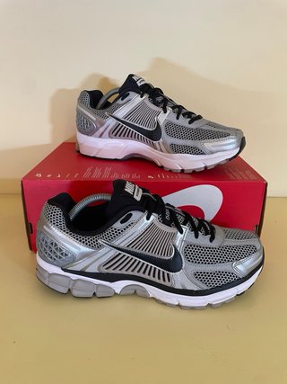 Nike Zoom Vomero 5. Plata y Negro. EU 45