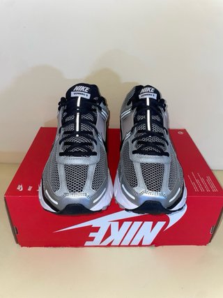 Nike Zoom Vomero 5. Plata y Negro. EU 45