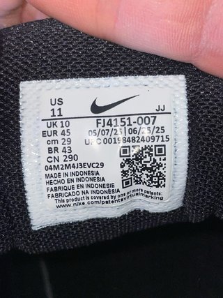 Nike Zoom Vomero 5. Plata y Negro. EU 45