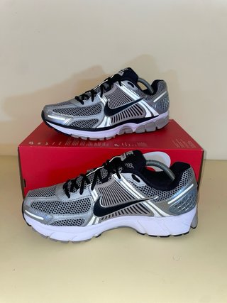 Nike Zoom Vomero 5. Plata y Negro. EU 45