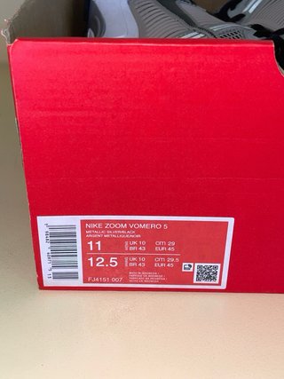 Nike Zoom Vomero 5. Plata y Negro. EU 45