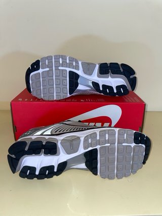 Nike Zoom Vomero 5. Plata y Negro. EU 45