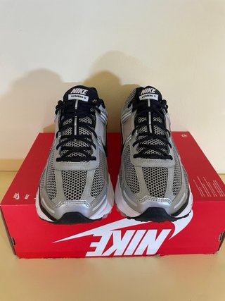 Nike Zoom Vomero 5. Plata y Negro. EU 45