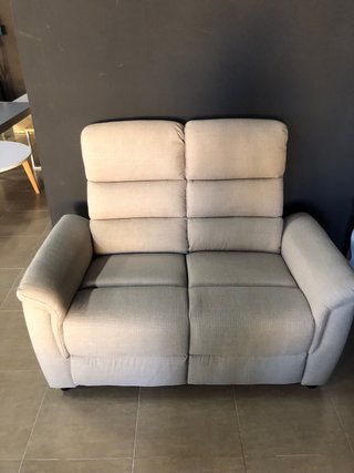 Sofá de tela fijo en color gris nuevo.