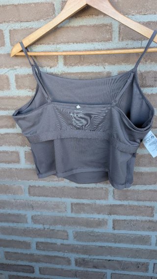 Top corto gris de tirantes