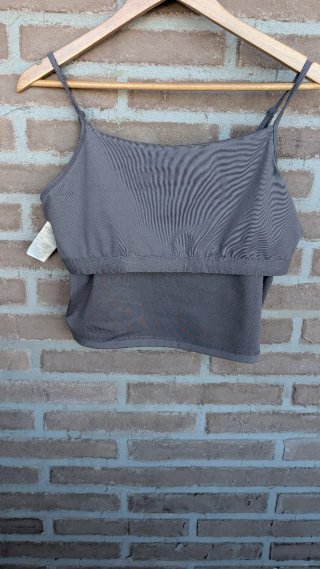 Top corto gris de tirantes