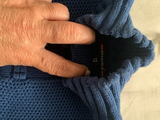 Jersey azul con botones