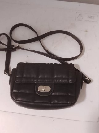 Pochette nera trapuntata con chiusura a girello