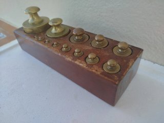 Juego de pesas de latón para balanza