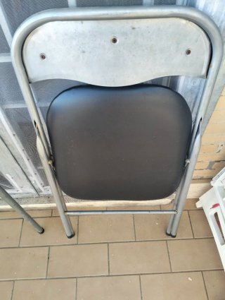 Tavolo pieghevole con 4 sedie imbottite