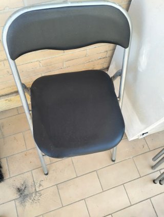 Tavolo pieghevole con 4 sedie imbottite