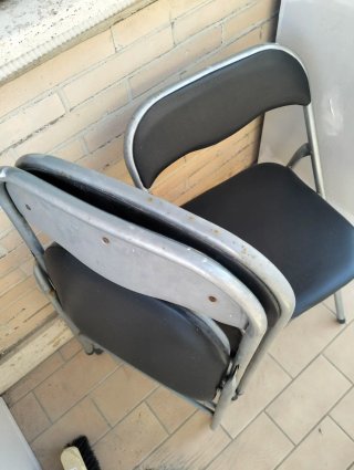 Tavolo pieghevole con 4 sedie imbottite