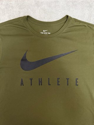 Camiseta Nike Dri-Fit Athlete Verde Militar