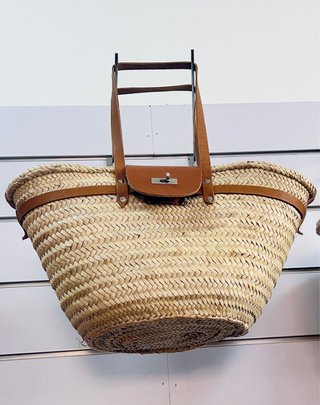 Bolso de playa de mimbre con asas de cuero